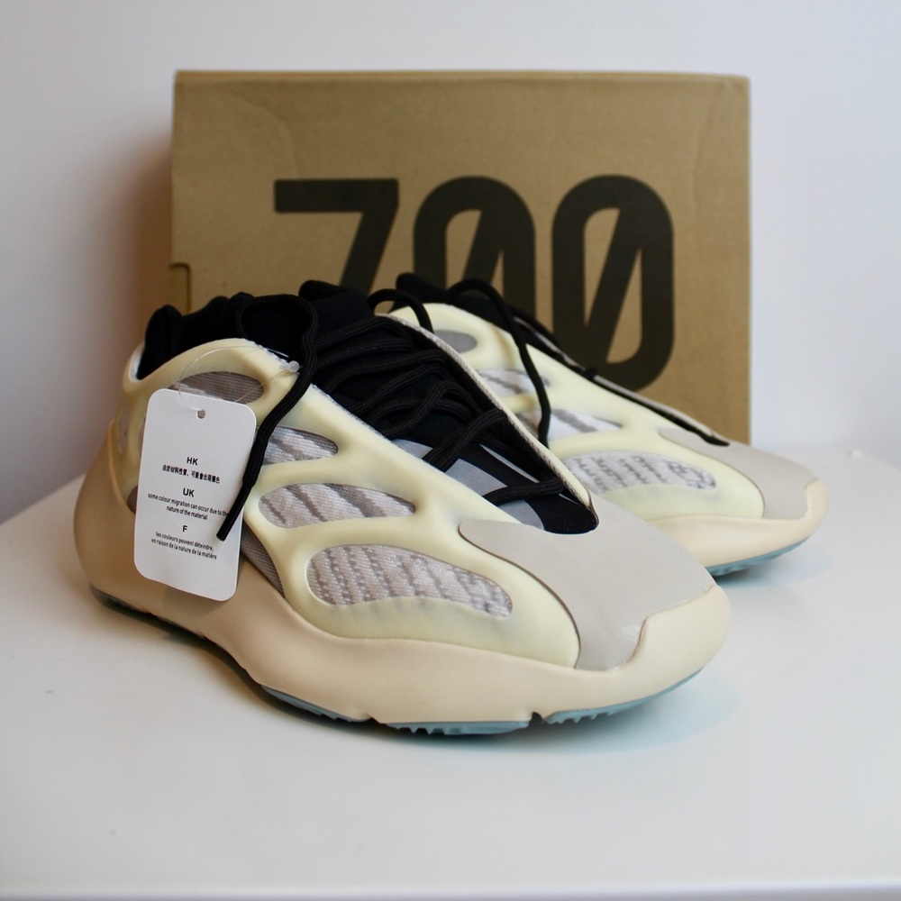 Adidas yeezy 700 v3